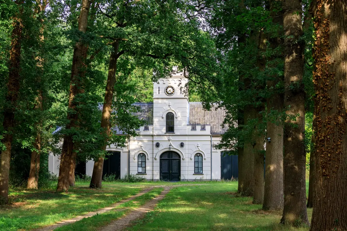 Voorgevel van Kasteel Beverweerd via een laan van bomen